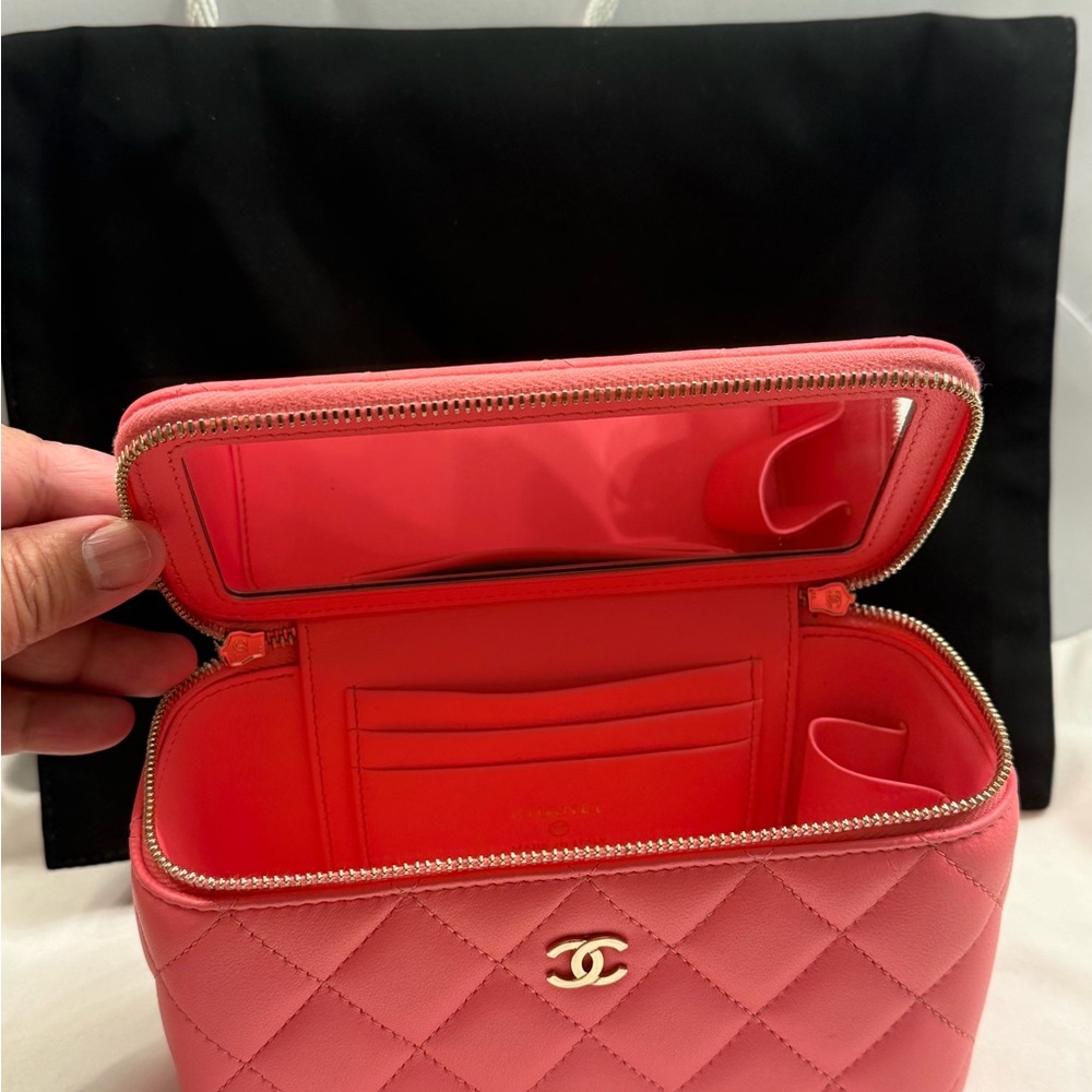 CHANEL Pink Quilted Vanity Cosmetic Case with Gold Chain - Picture 6 of 11